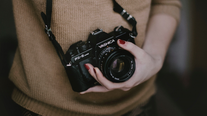 photographe-LE CASTELLET-min_woman-camera-photography-photographer-slr-dslr-319-pxhere.com